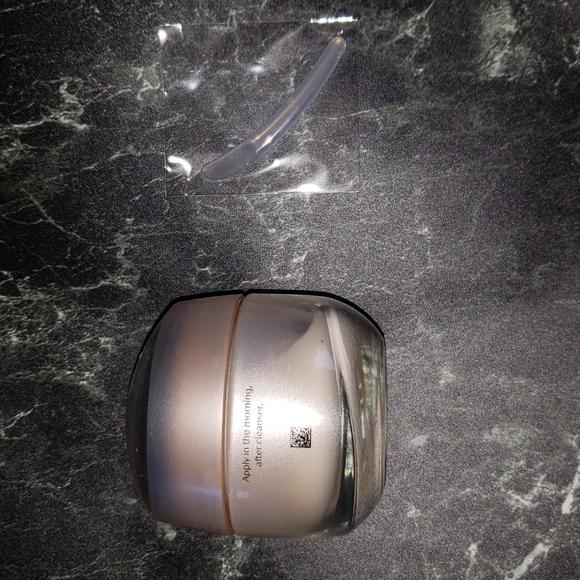 Shiseido Benefiance Wrinkle Smoothing  Day Cream 1.8 OZ + Red Bag - Picture 7 of 9